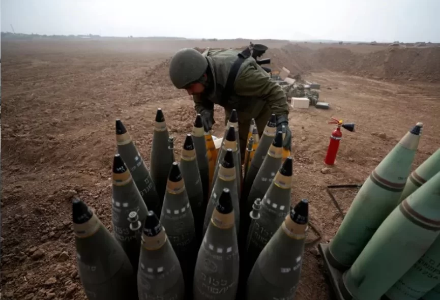 Soldado israelense prepara ataque perto da faixa de Gaza.