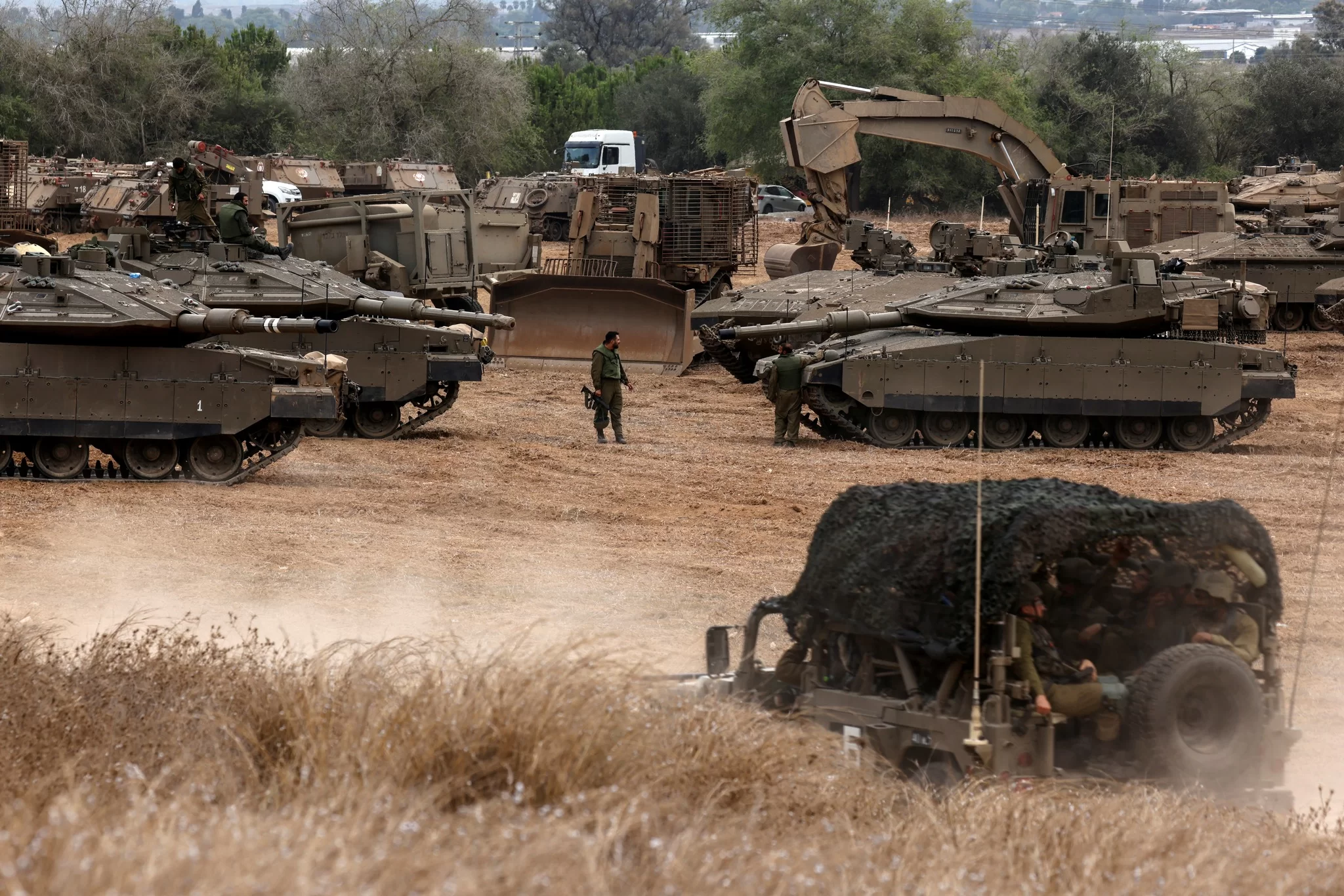 Tanques e veículos militares israelenses no lado israelense da fronteira com Gaza, em 9 de outubro de 2023