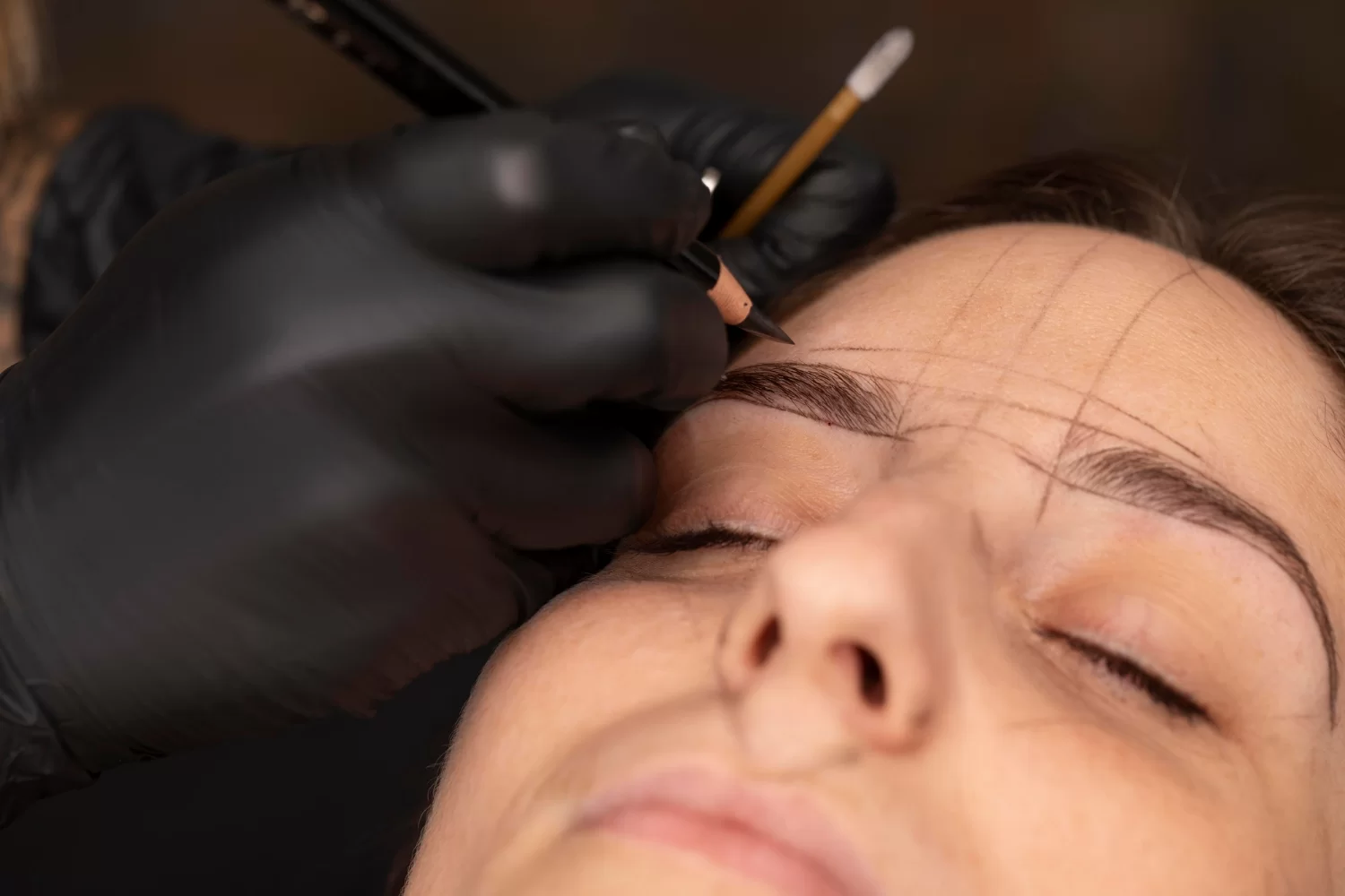 Mulher passando pelo procedimento de marcação na sobrancelha