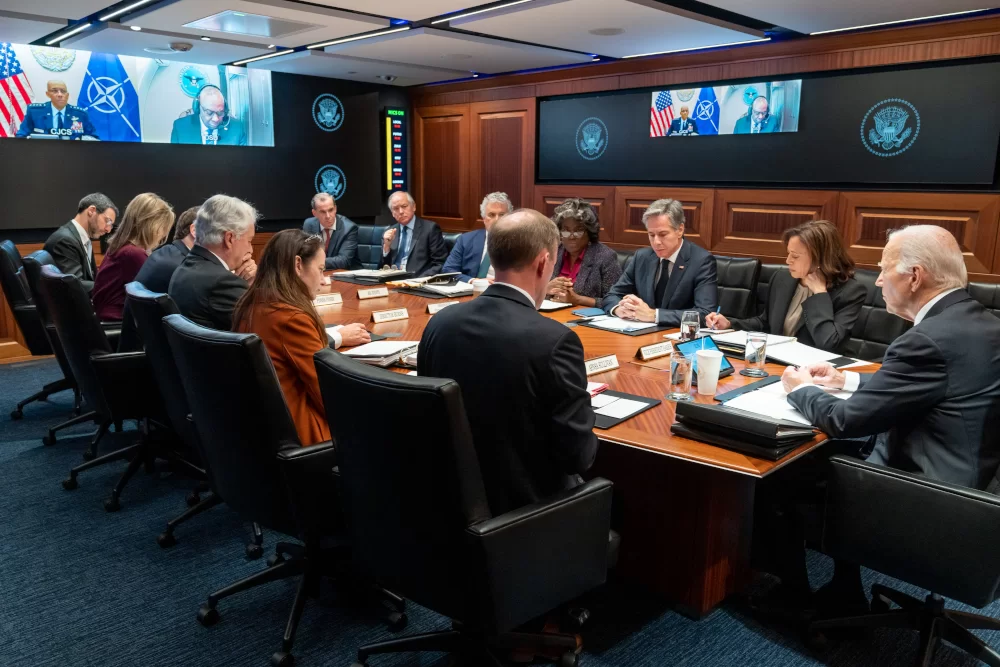 Biden se reuniu ontem (10) com equipe da vice Kamala Harris para discutir conflito. EUA auxiliam nos resgates.