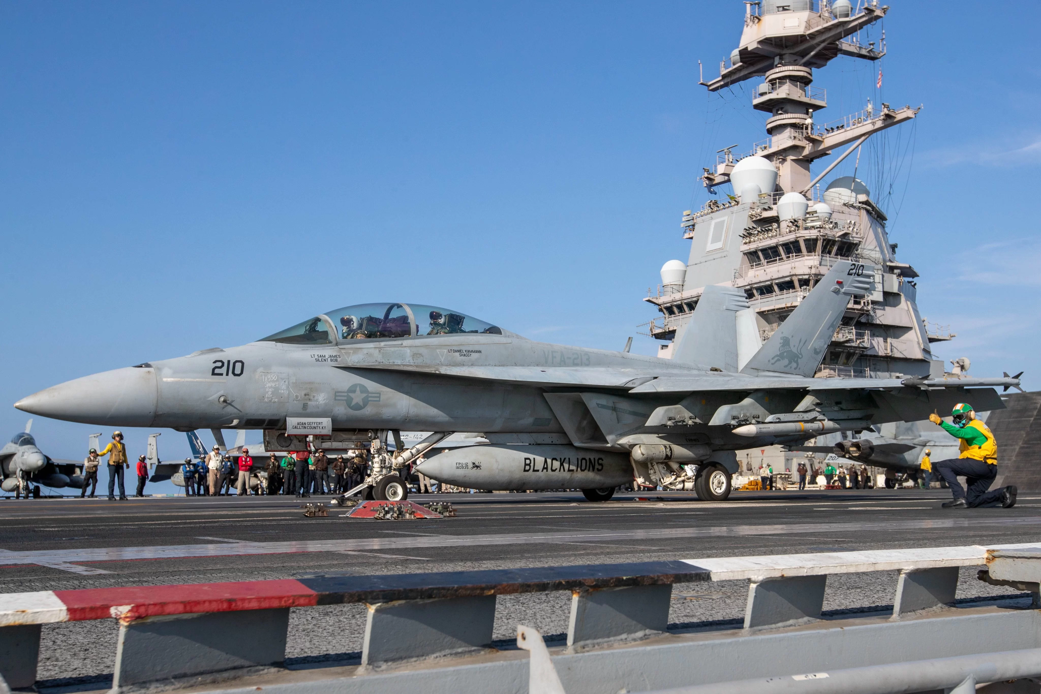 Aeronave F/A-18F opera a partir do maior porta-aviões do mundo, o USS Gerald R. Ford, em 11 de outubro