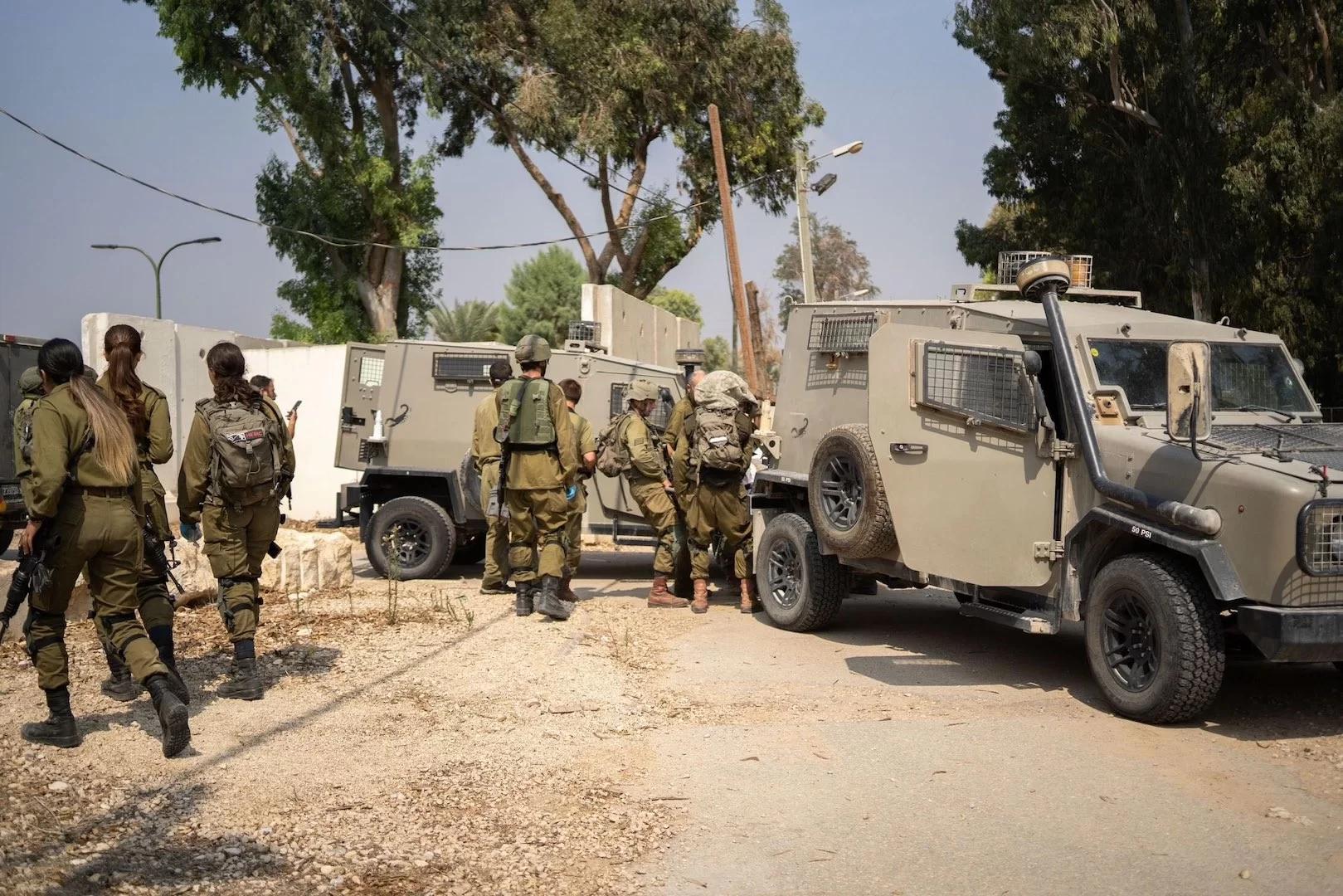 Imagens divulgadas pelo governo israelense de soldados prontos para a retaliação.