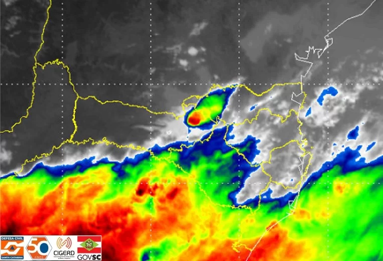 Santa Catarina tem previsão de chuva intensas, descargas elétricas, vendaval e granizo para hoje (16)