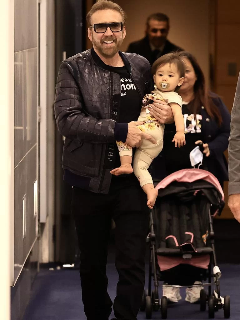 Nicolas Cage carregando August nos braços no aeroporto de Sidney (Foto: reprodução/Media Mode/adelaidenow.com.au) Lorena Bueri