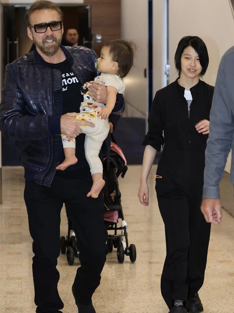 Nicolas Cage, August e Riko Shibata (Foto: reprodução/Media Mode/adelaidenow.com.au) Lorena Bueri