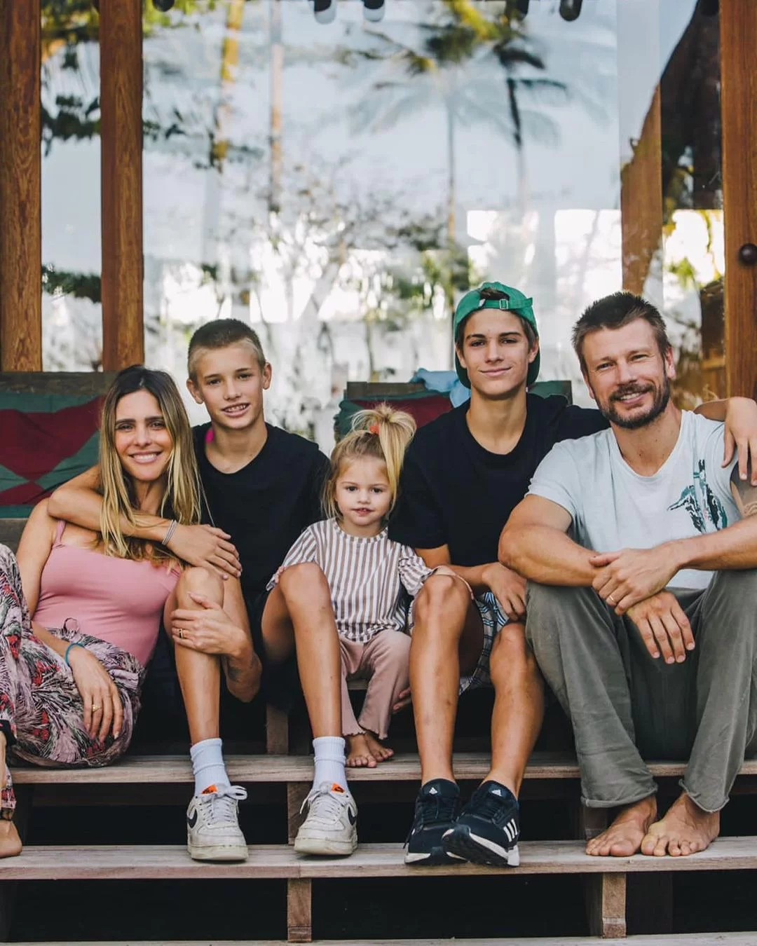 Fernanda Lima e Rodrigo Hilbert com João, Francisco e Maria Manoela