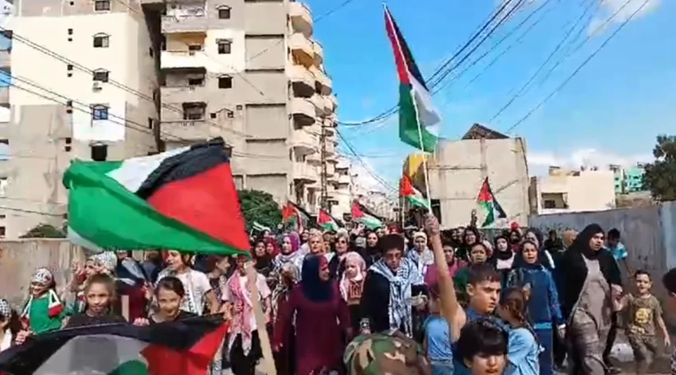 Centenas de manifestantes foram às ruas nesta quarta no campo de refugiados palestinos Nahr el-Bared