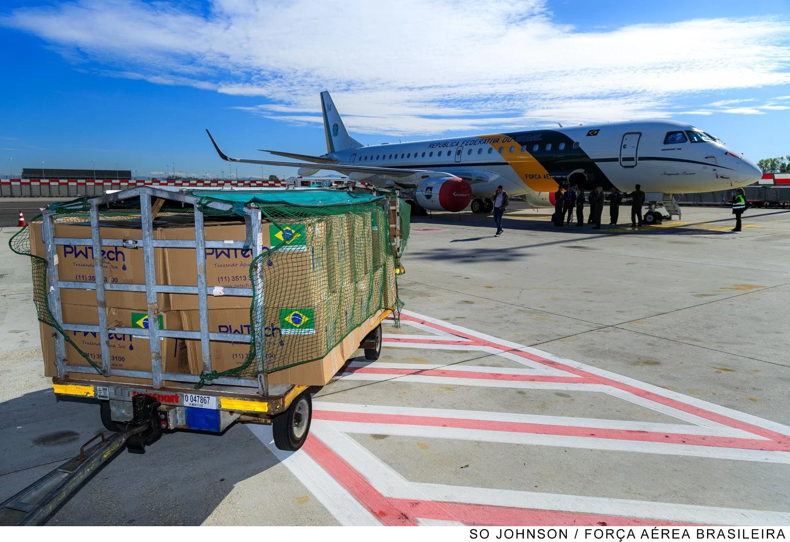 Aeronave VC-2, FAB 2591, que foi cedida pela Presidência da República, chegou ontem no Egito com os purificadores de água