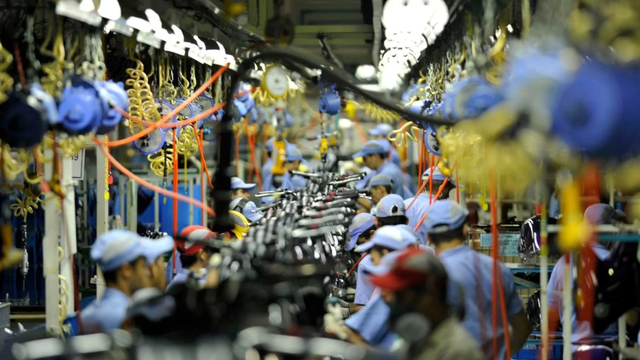 Grupo de trabalhadores em fábrica durante expediente