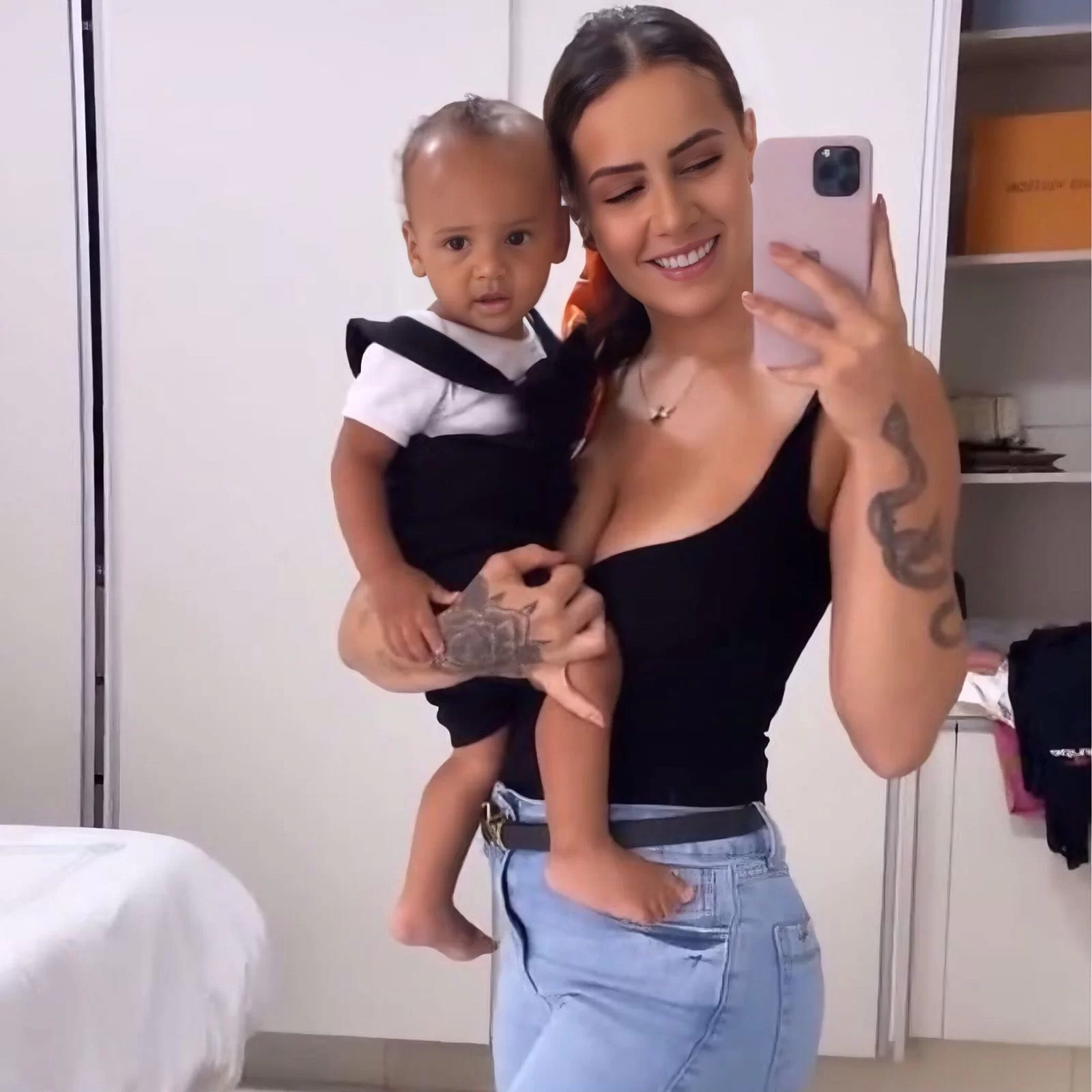 Maiára Quiderolly comemorando com filho João