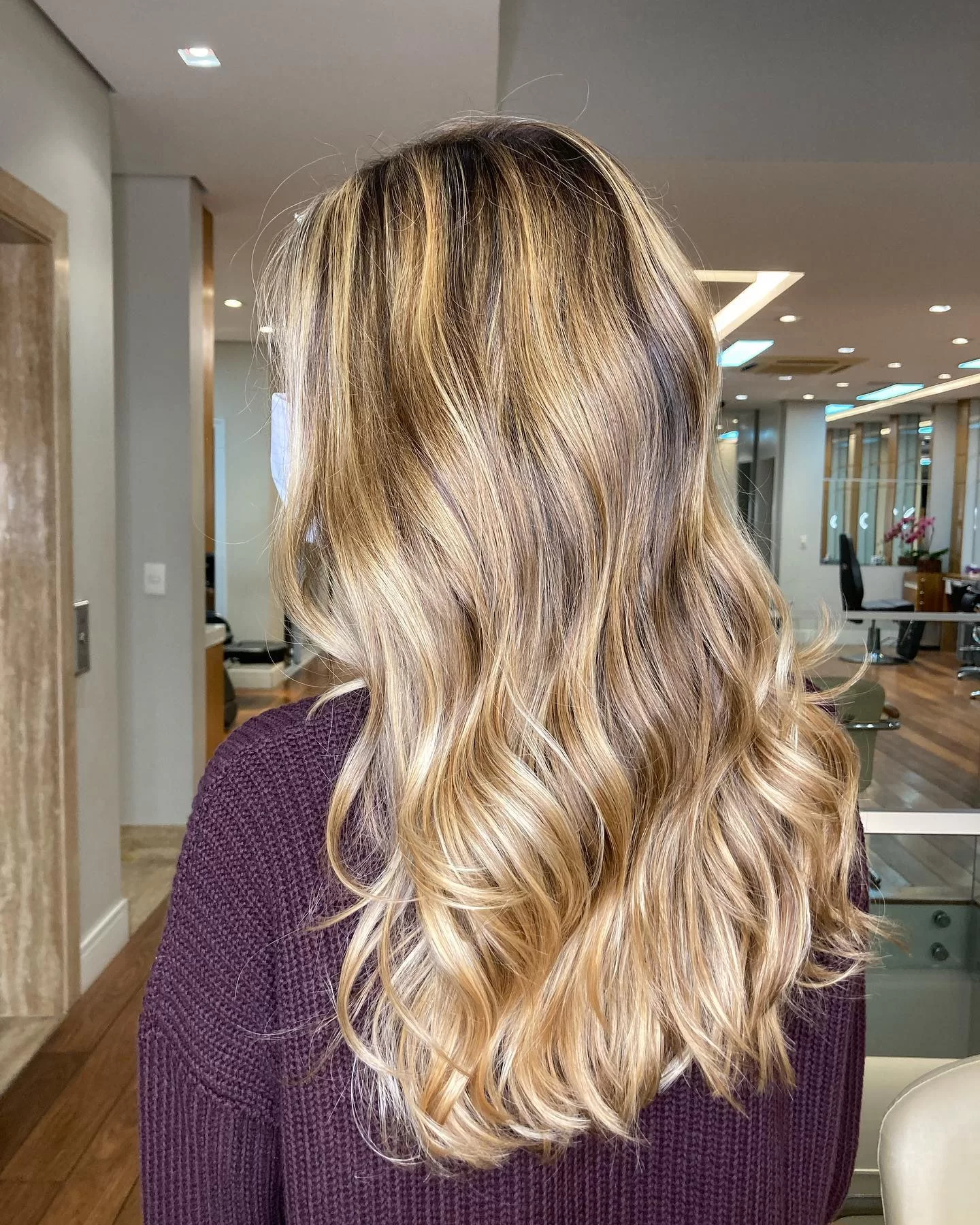 Cabelo loiro longo com ondas saudável