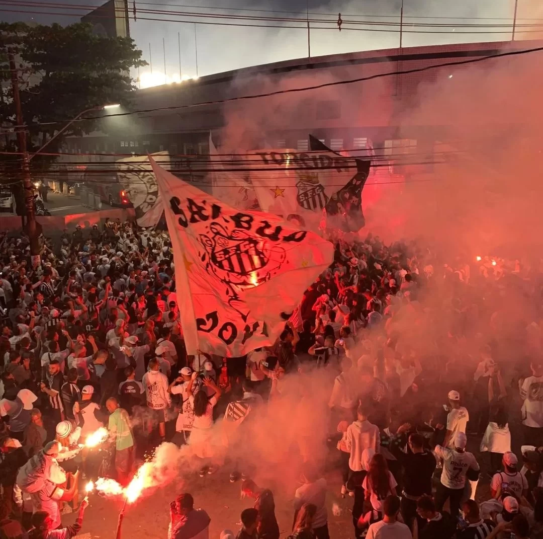 Torcida do Santos em apoio ao time na chegada ao estádio antes de derrota contra Internacional