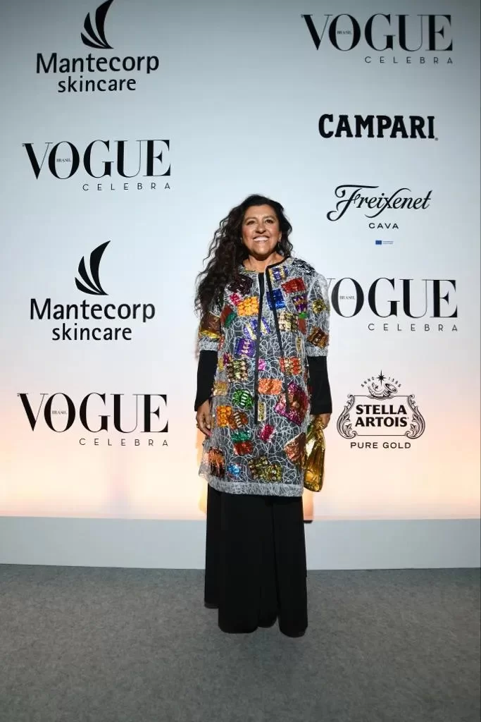 Regina Casé de vestido estampado. (Foto: Reprodução/Vogue/Lu Prezia) Lorena Bueri