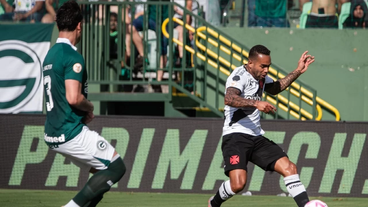 Sob marcação de Lucas Halter, do Goiás, Alex Teixeira tenta passe (Foto: reprodução/ Leandro Amorim/ Vasco)