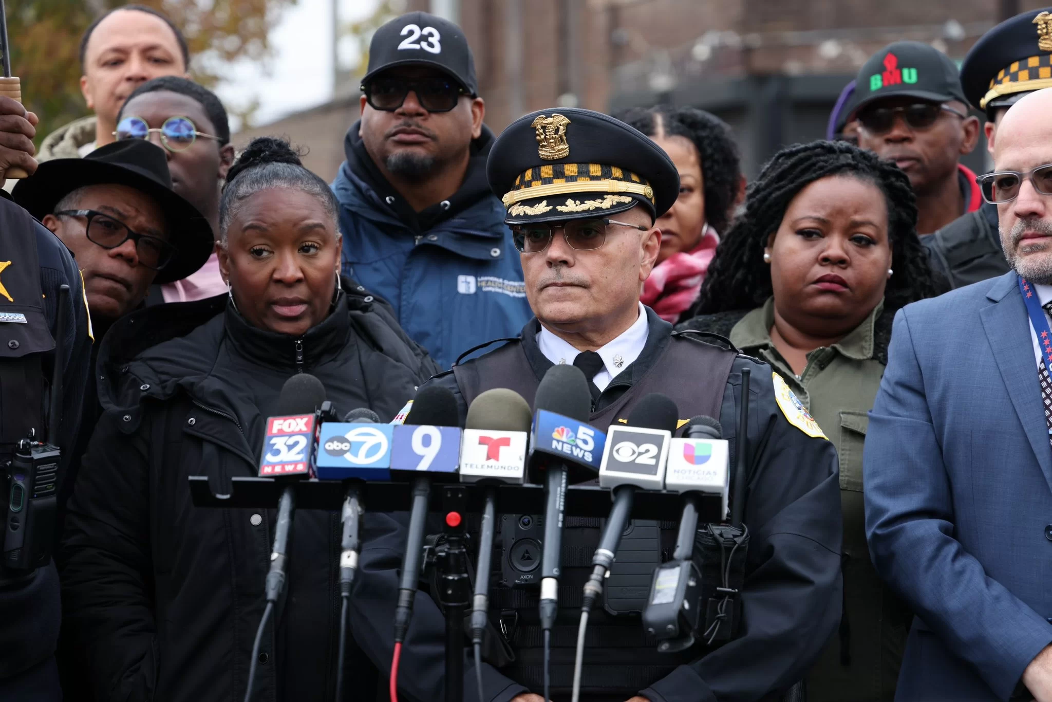 O Comandante Betancourt fala com a imprensa sobre o tiroteio em festa de Halloween que deixou 15 feridos em Chicago