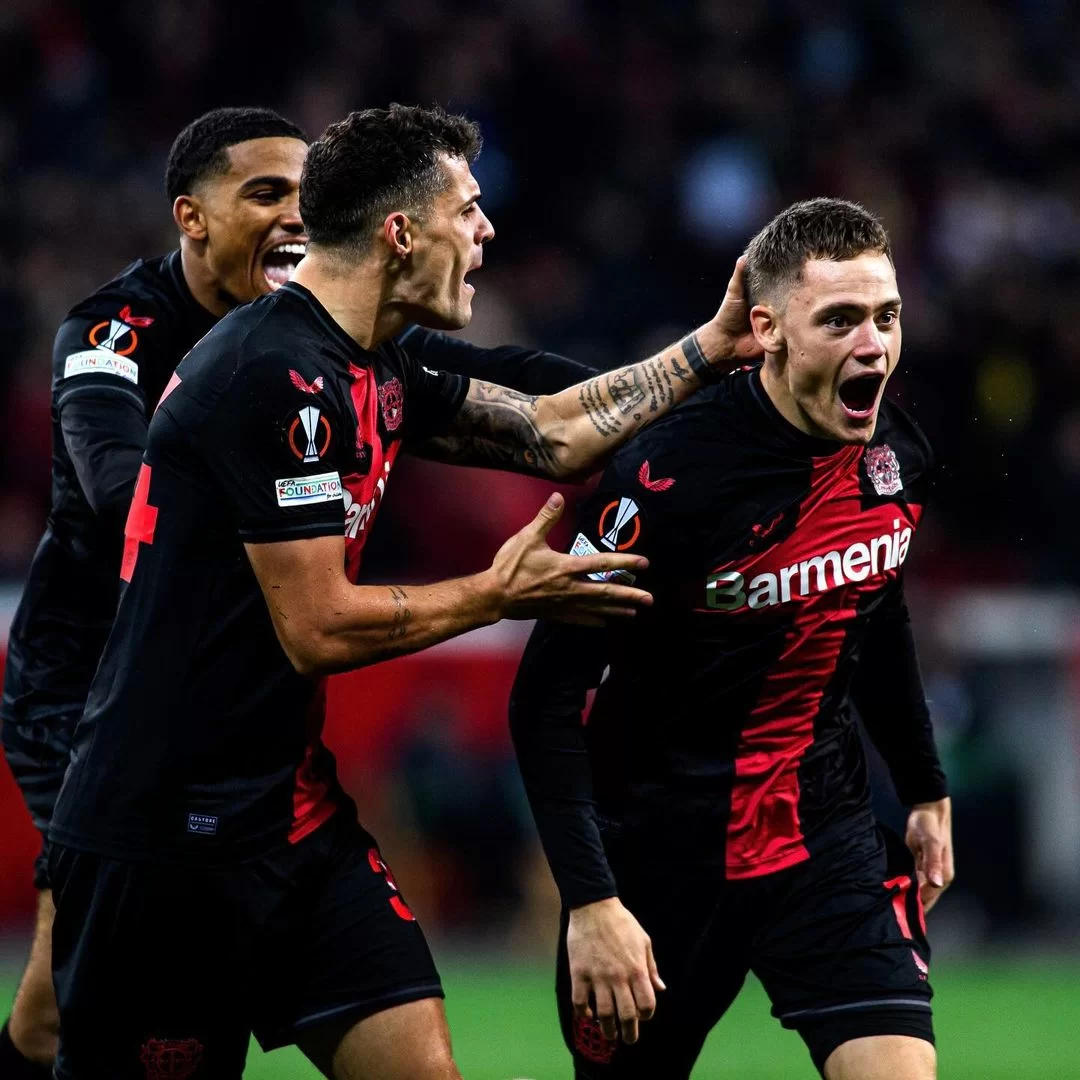 Jogadores do Leverkusen celebram gol marcado. 