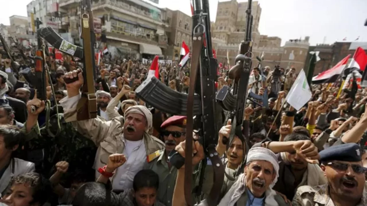 Houthis armados tomam capital regional no Iêmen.