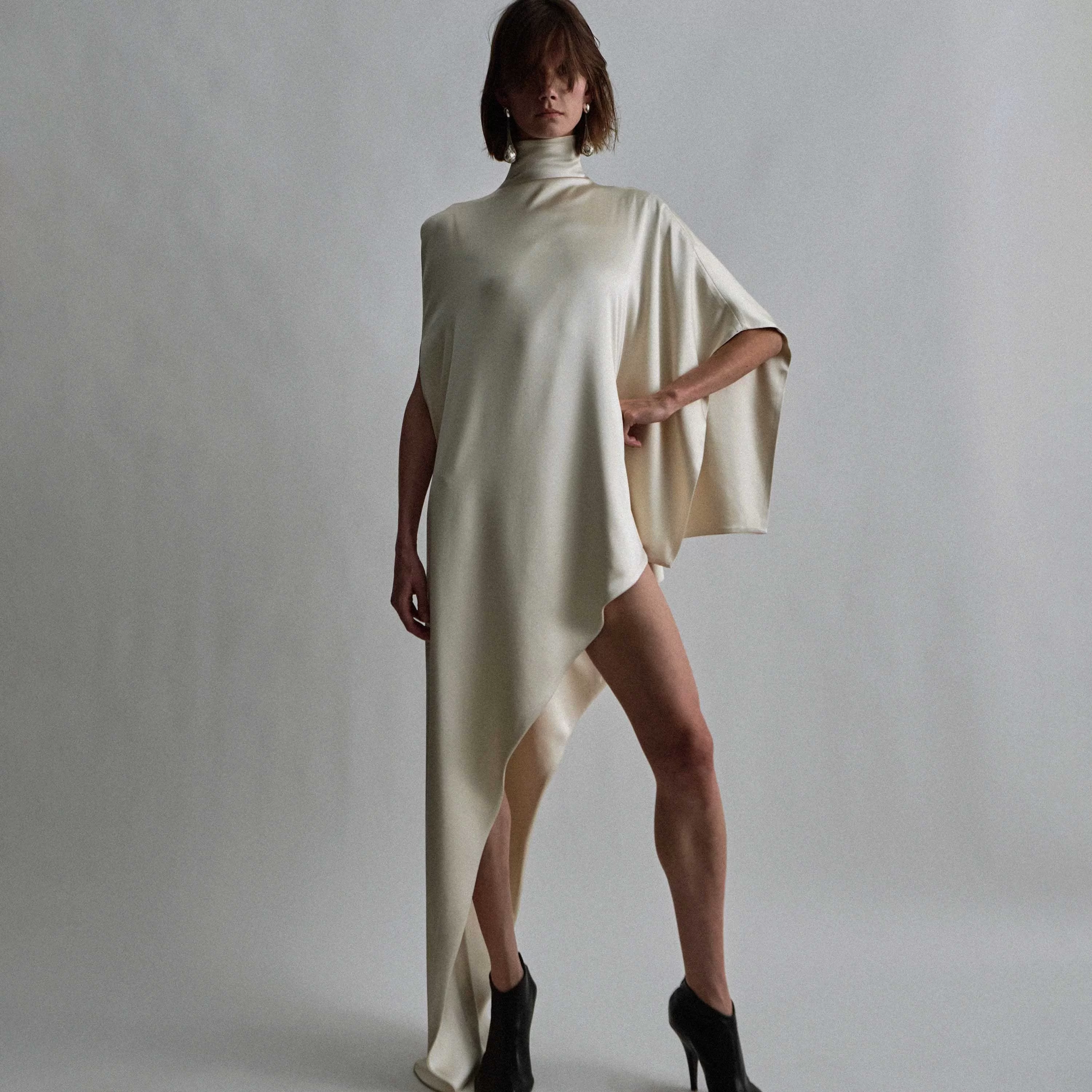 Modelo da coleção de Phoebe Philo (Foto: reprodução/phoebephilo.com) Lorena Bueri