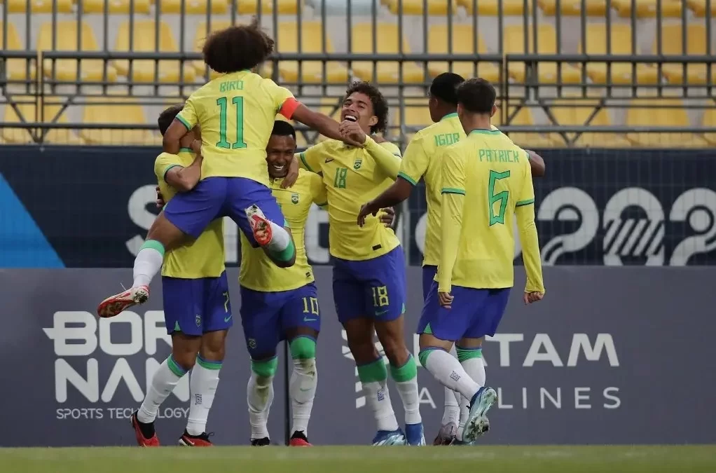 Jogadores do Brasil em comemoração do gol contra na partida vitoriosa contra o México