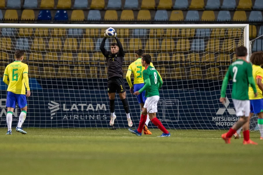 Defesa de Mycael que impediu o gol de empate do México 