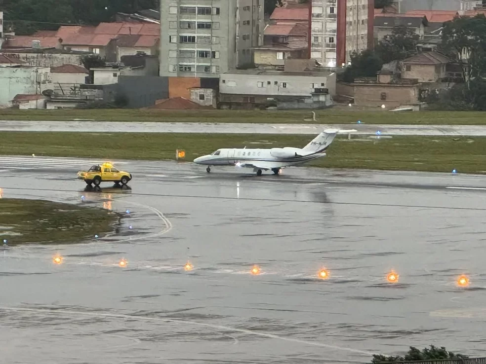Avião que saiu da pista na tarde desta sexta-feira (03), no aeroporto de Congonhas, Zona Sul de São Paulo.