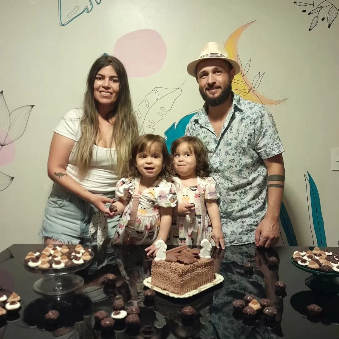 Raquel Pacheco e seu ex-marido, Xico Santos em aniversário das filhas gêmeas, Maria e Elis