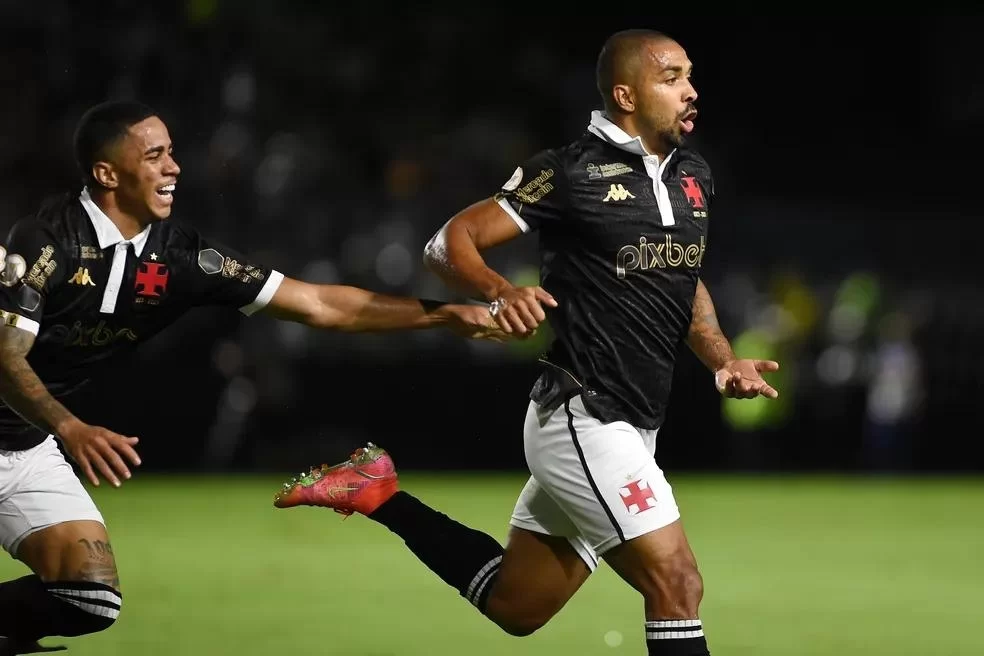 Paulo Henrique em comemoração de gol da vitória contra o Botafogo junto com Erick Marcus