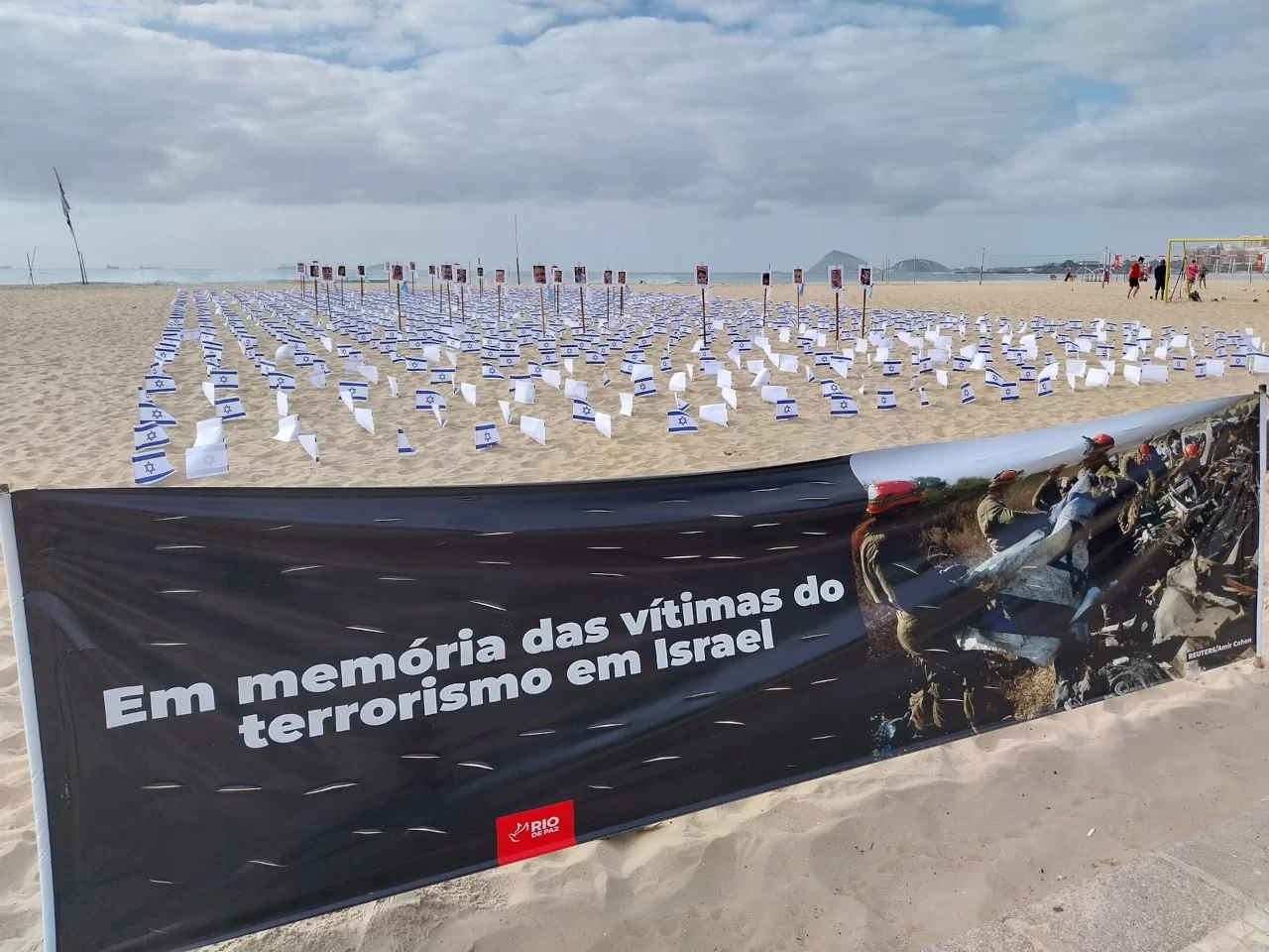 Na última terça-feira (07), voluntários colocaram 1.400 bandeiras de Israel e fotos das crianças sequestradas nas areias de Copacabana