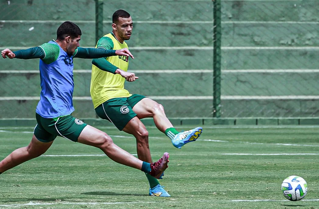Jogadores do Goiás em treino para o confronto contra o Santos