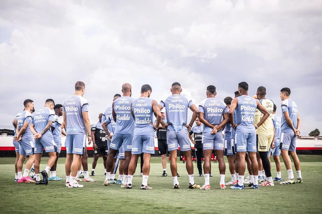 Jogadores do Santos em preparação para o jogo contra o Goiás
