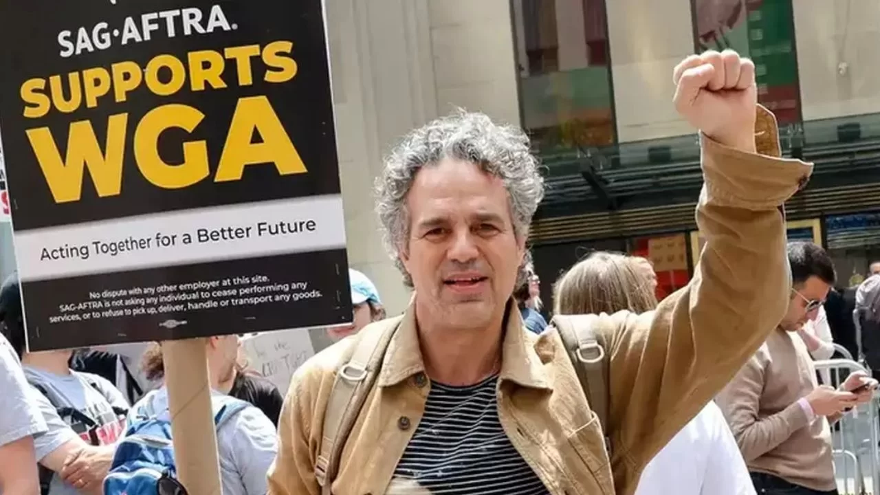 ator Mark Ruffalo em manifestação sobre a paralização dos atores. ator Mark Ruffalo em manifestação sobre a paralização dos atores. 