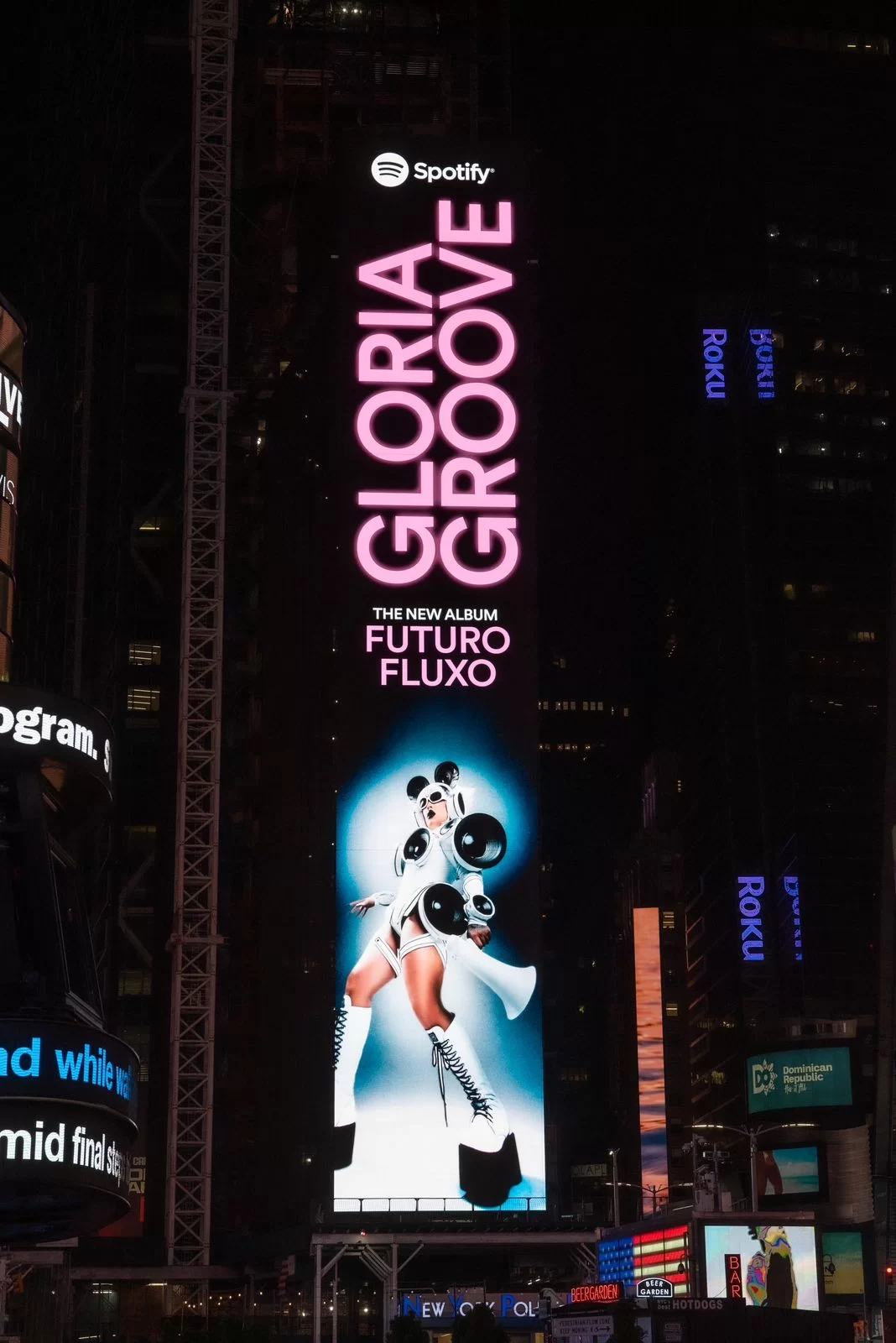 Gloria Groove estampa Times Square. (Foto: Divulgação)