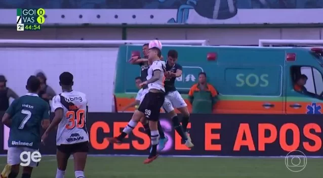 Momento em que Vegetti acerta o braço contra o jogador do Goiás, Bruno Melo