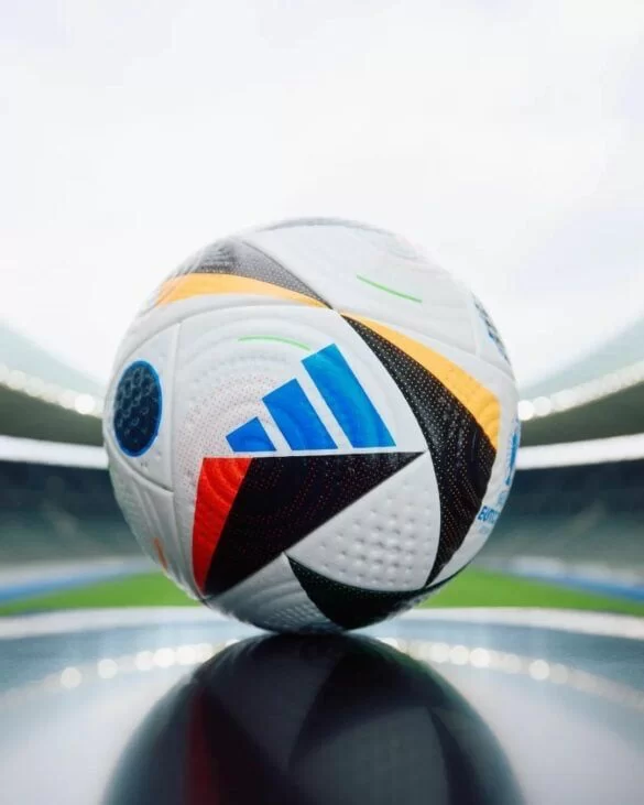 A bola da Euro2024 conta com tecnologia exclusiva (Foto: reprodução/Mantos do Futebol) Lorena Bueri