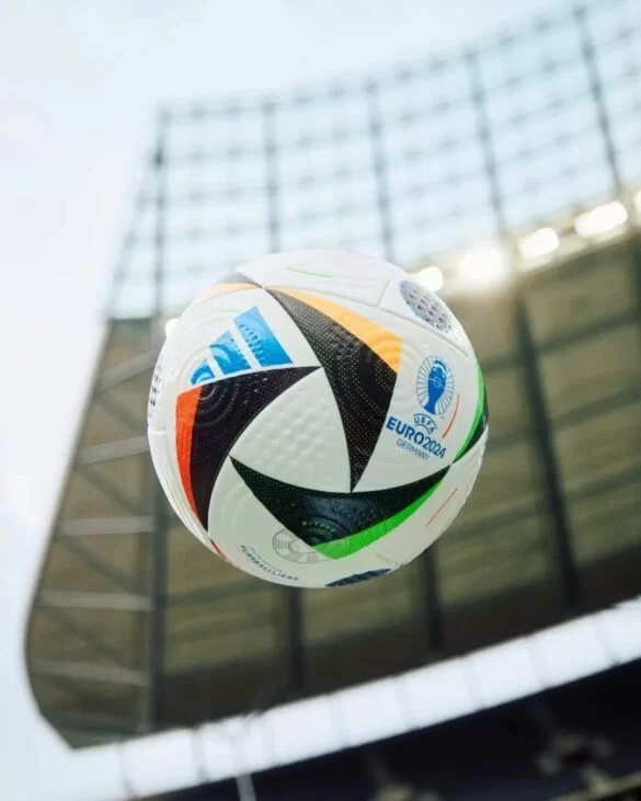 UEFA divulga a bola da Euro2024 (Foto: reprodução/Mantos do Futebol) Lorena Bueri