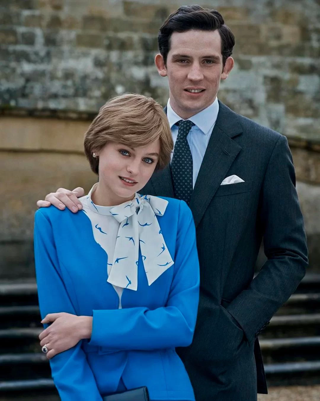 Conjunto azul do noivado de Charles e Diana (Foto: reprodução/Bonhams/@Netlix) Lorena Bueri