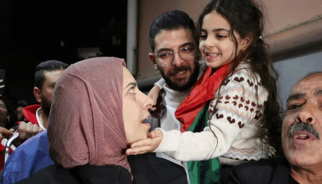 Família se reencontrando após início de trégua humanitária entre Israel e Hamas