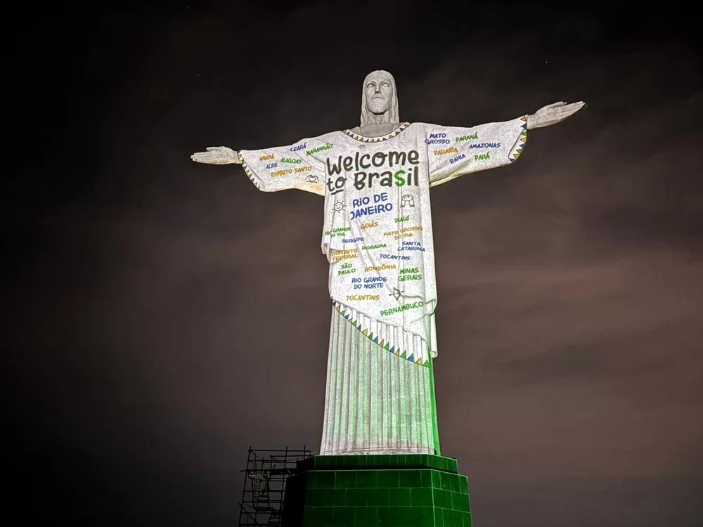 Cristo Redentor, em 16 de novembro, iluminado para passagem da turnê de Taylor Swift no Rio