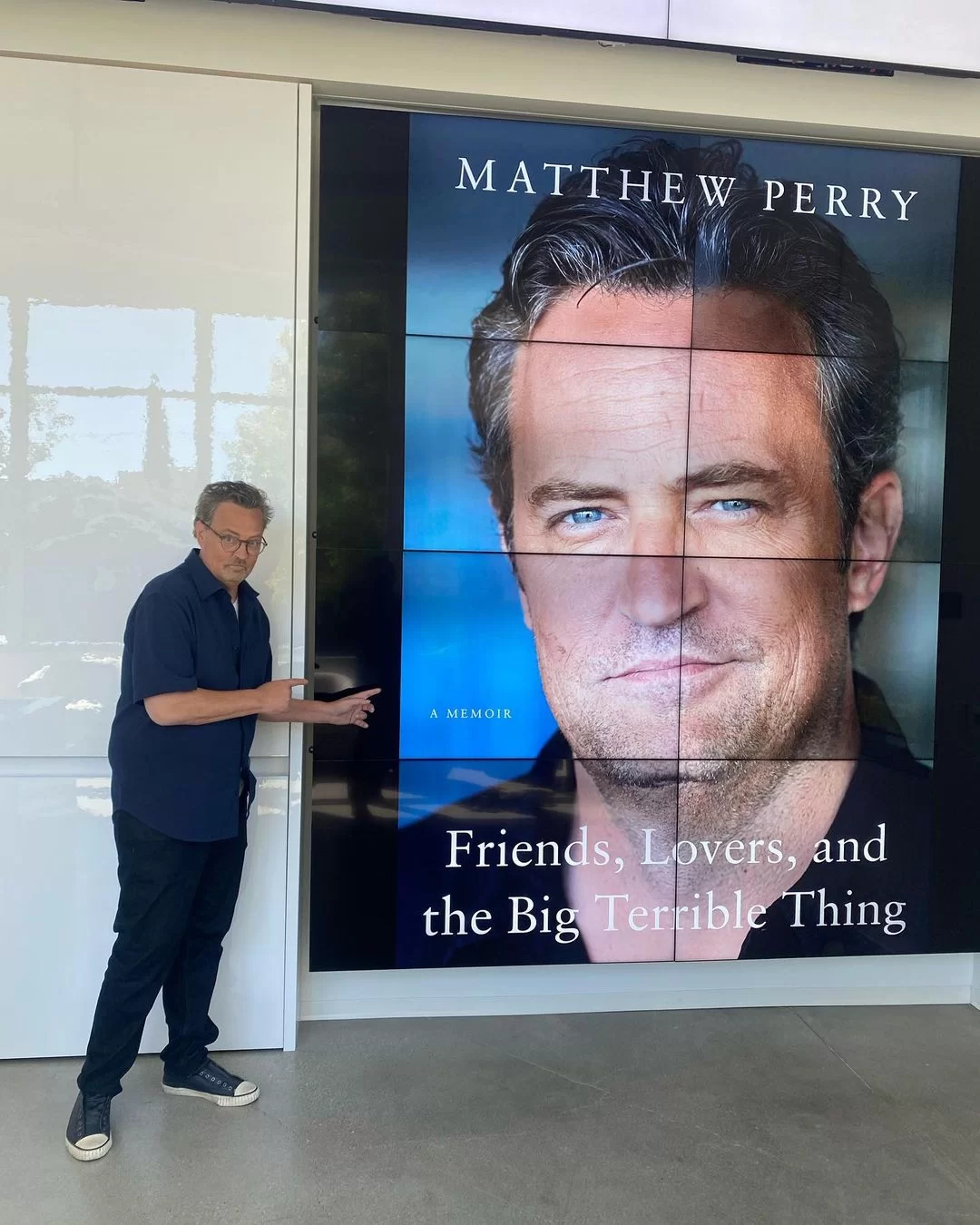 Livro lançado em 2022 antes da Fundação Matthew Perry