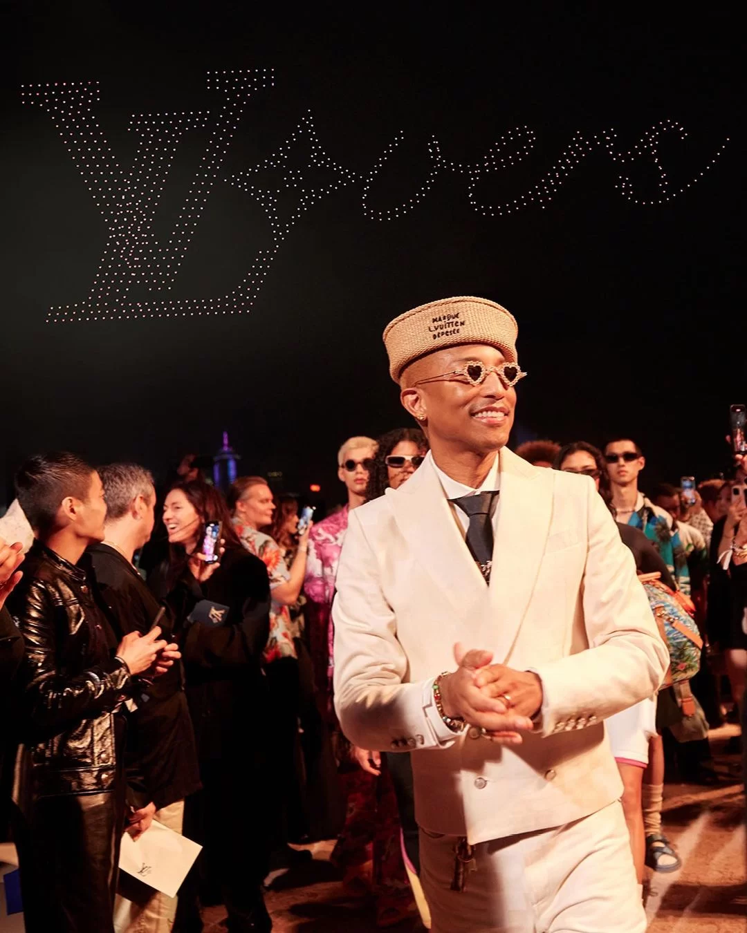 Pharrel Williams utiliza óculos da Tiffany & Co. (Reprodução/ Instagram/@louisvuitton/@pharrel)