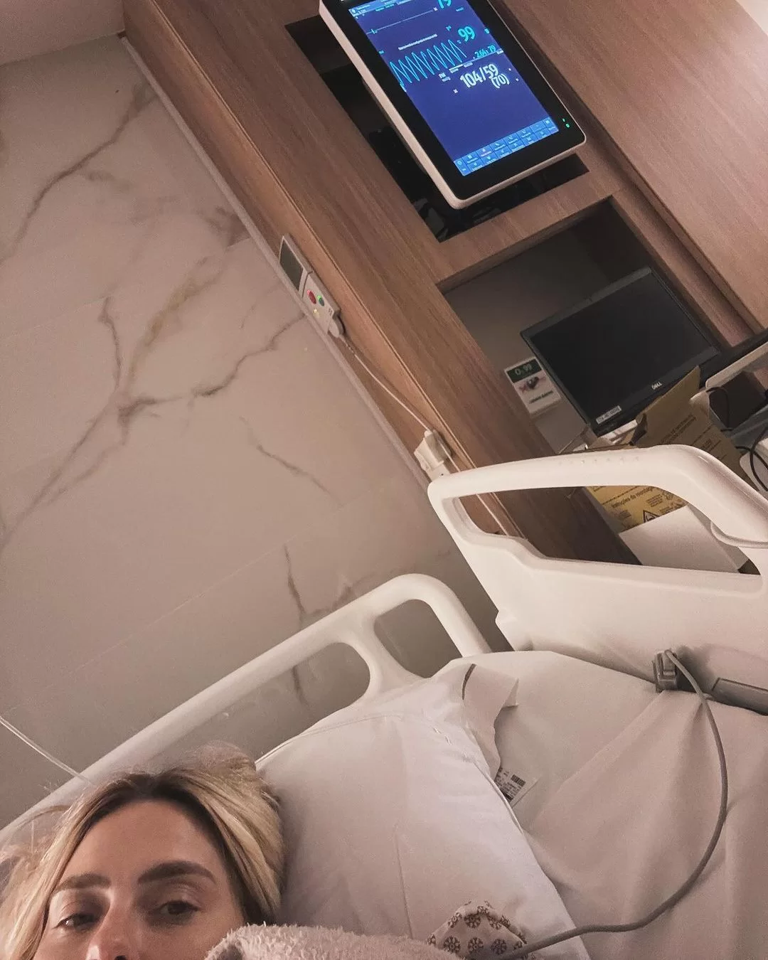 Carolina Dieckmann posta fotos no hospital. (Reprodução/Instagram/@loracarola) Lorena Bueri