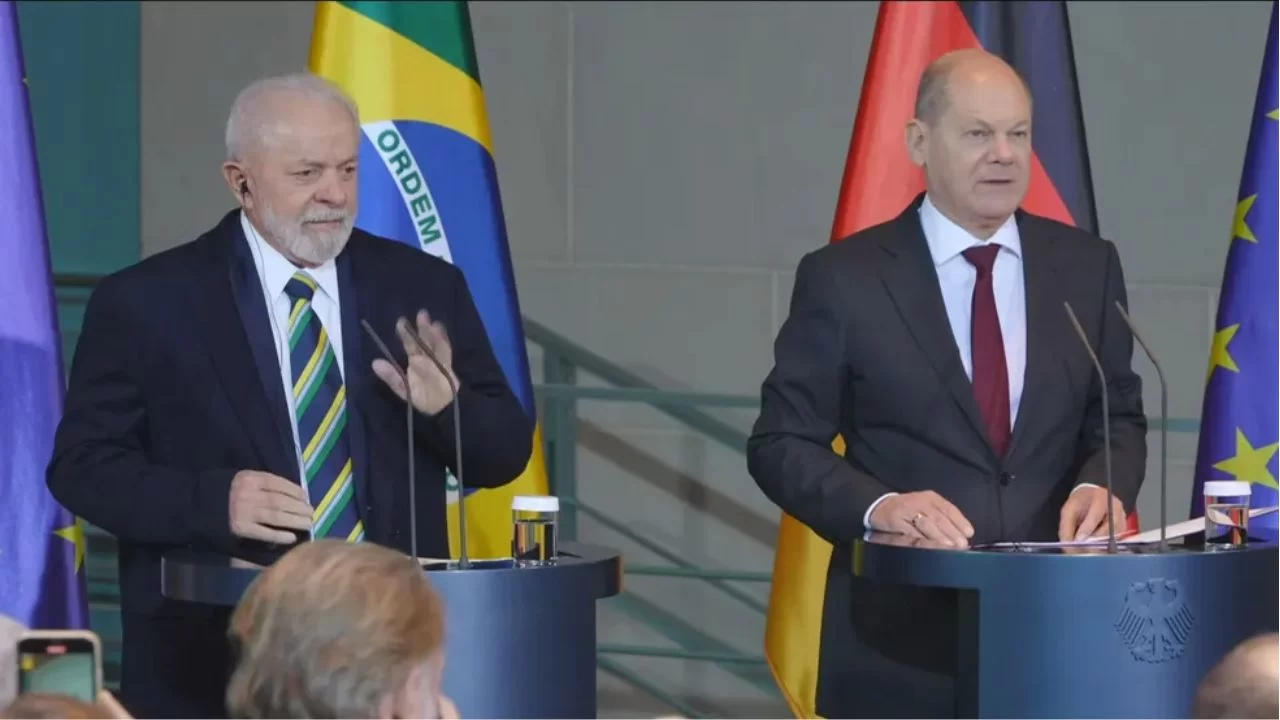 Lula conversa com imprensa alemã ao lado de Olaf Scholz. 