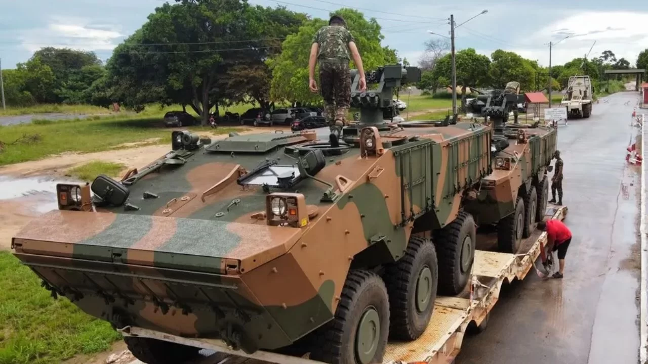 Veículo blindado anfíbio Guarani.