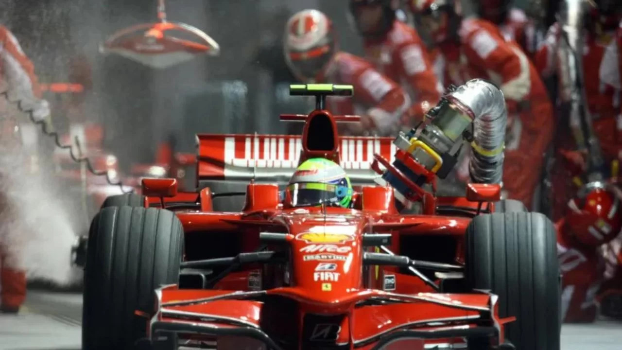 Por conta do incidente, uma mangueira de abastecimento presa ao carro de Massa quase provocou sua colisão com Adrian Sutil. 