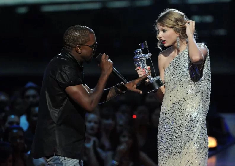 Taylor Swift assume que espera Kim Kardashian se desculpar por áudio de Kanye  West