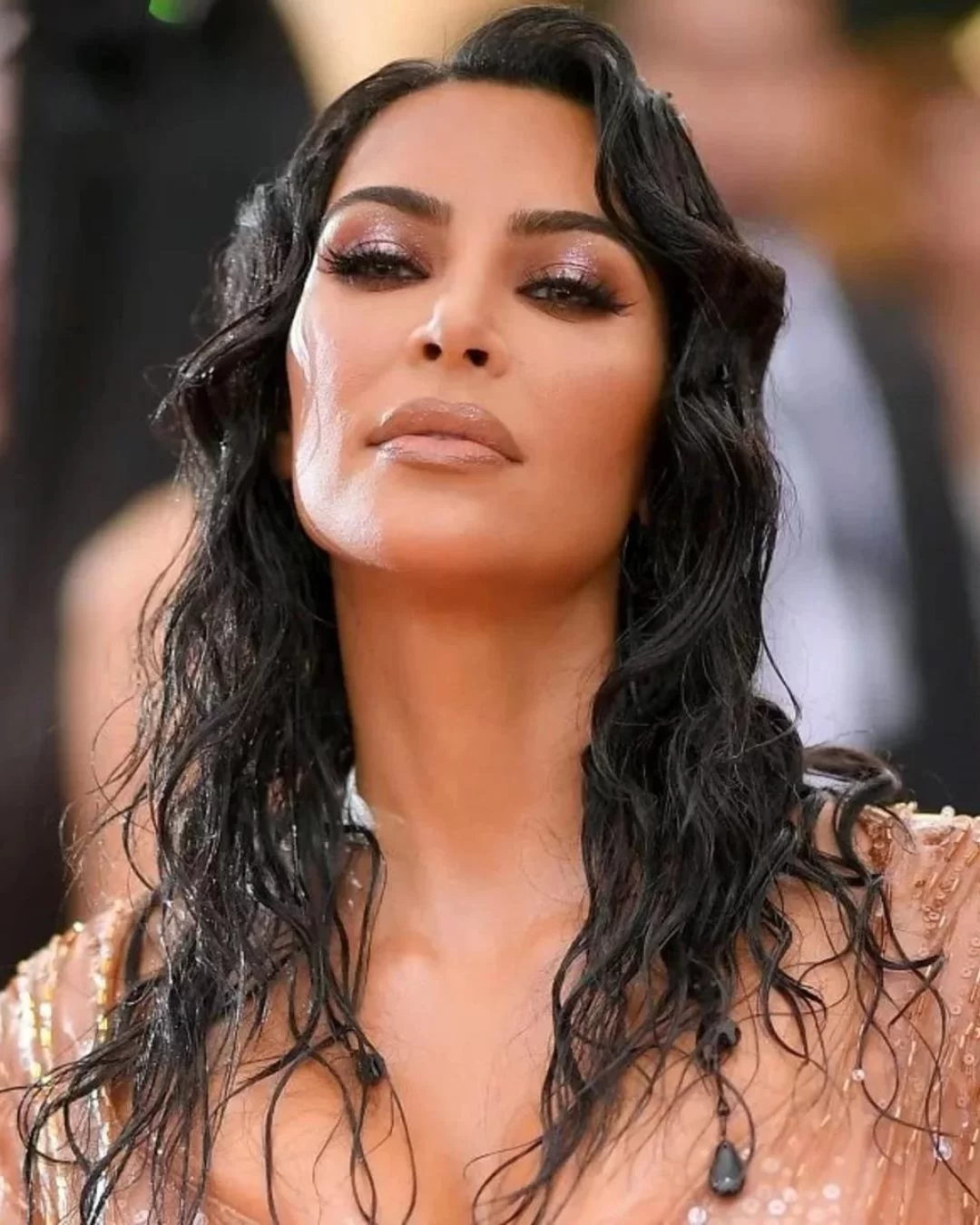 Kim Kardashian com visual glow e bronzeado (Foto: reprodução/Instagram/@stealthelook) Lorena Bueri