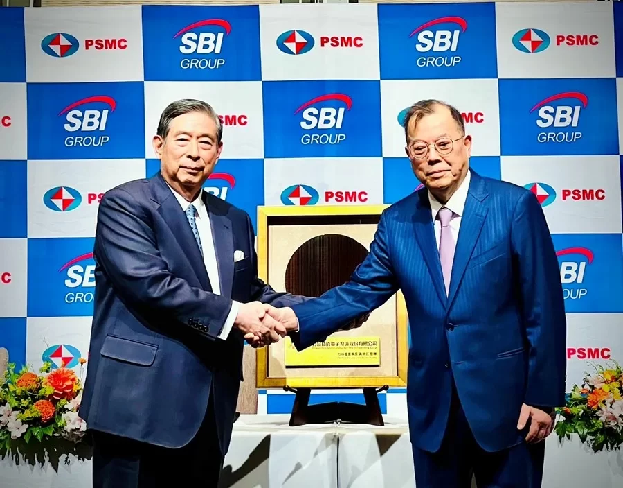 Yoshitaka Kitao (à esquerda), diretor representante, presidente e CEO da SBI Holdings, e Frank Huang (à direita), Presidente do Conselho de Administração da PSMC; empresas acordaram construção de fábrica de semicondutores no Japão