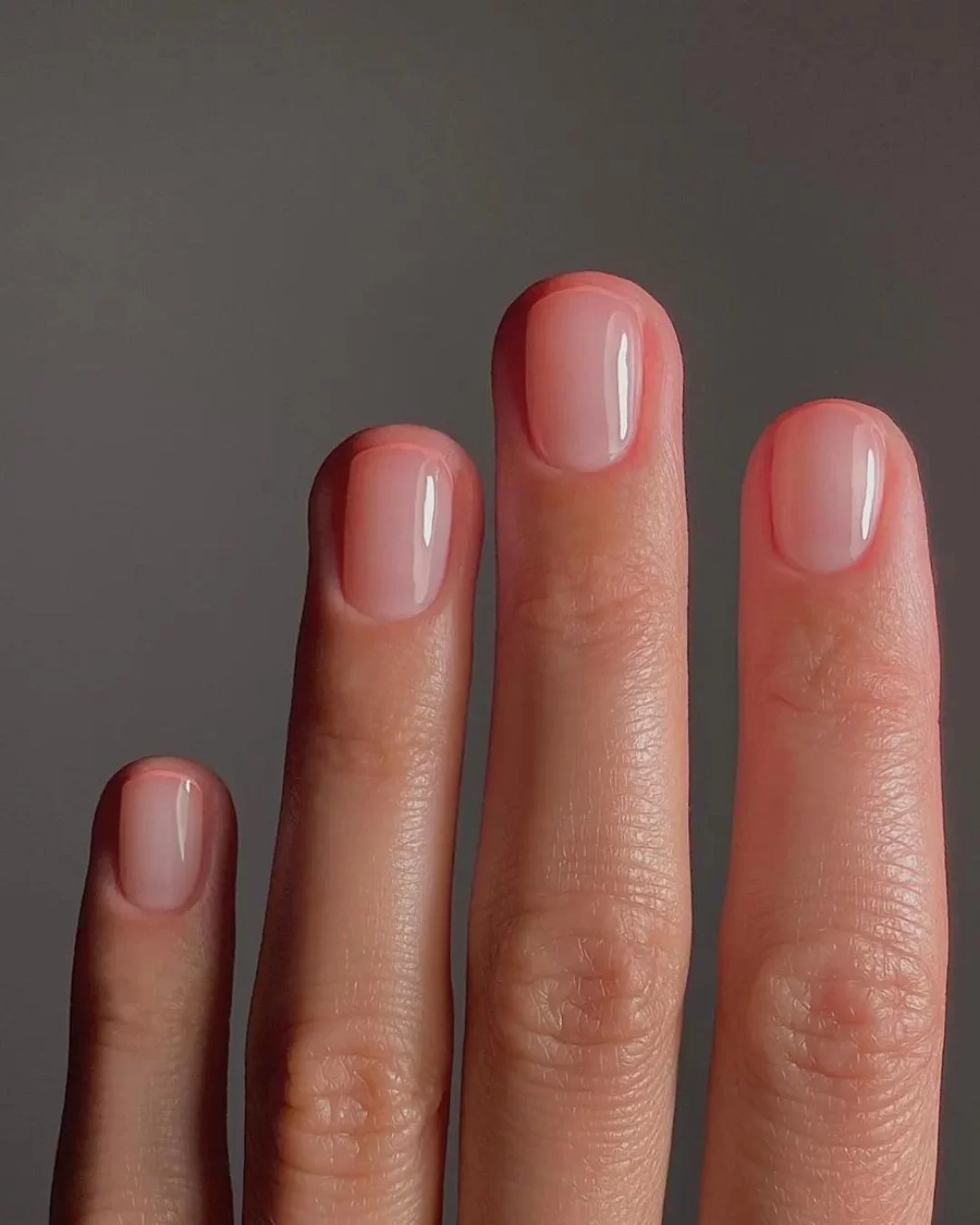 Técnica que imita gloss nas unhas (Foto: reprodução/Instagram/@matejanova/Vogue) Lorena Bueri