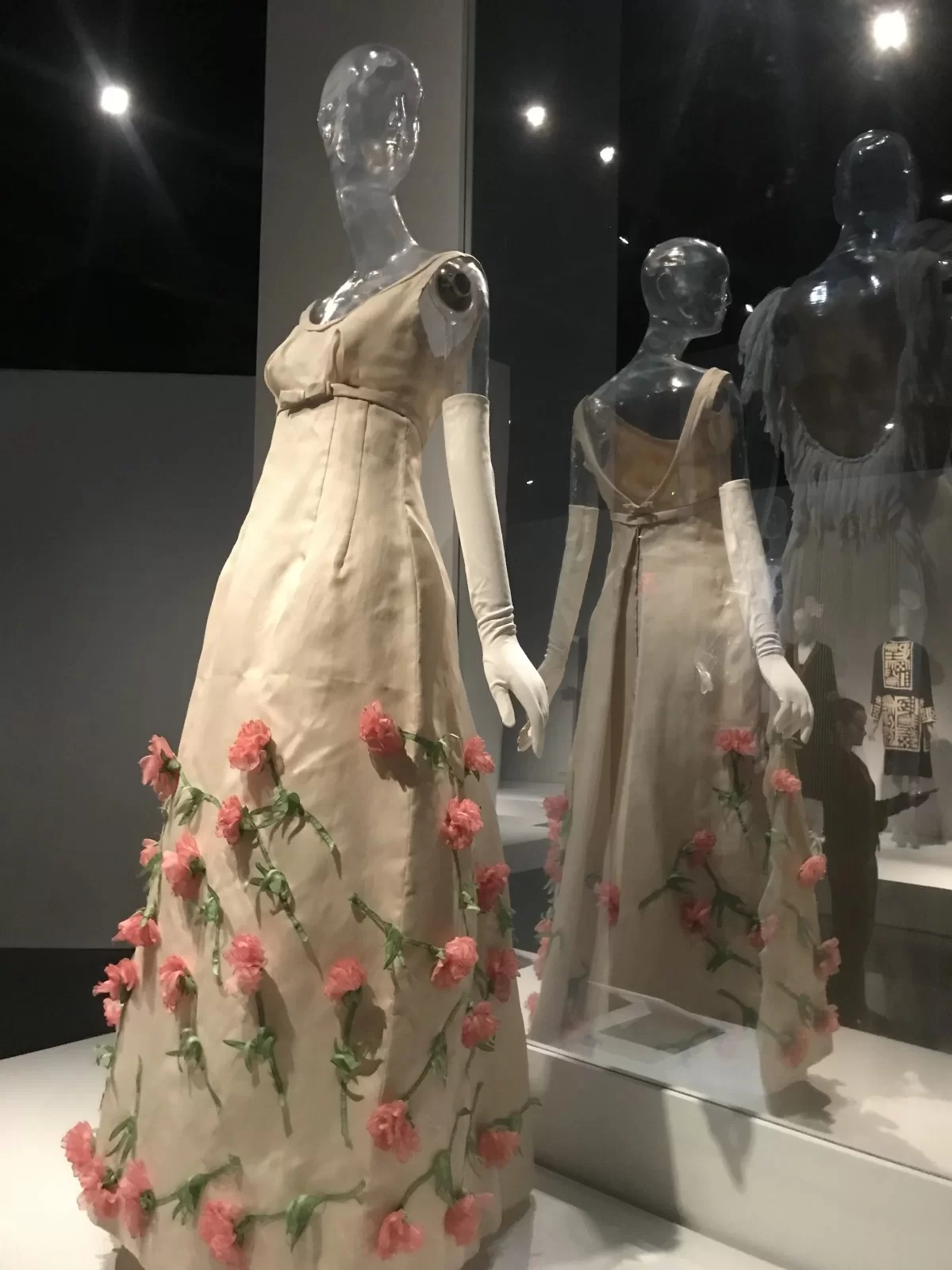 Vestido confeccionado por Ann Lowe está presente na exposição do museu em NY. (Reprodução/WWD)