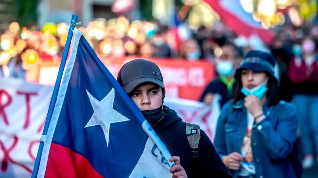 Povo chileno vai às urnas e rejeita nova proposta de Constituição